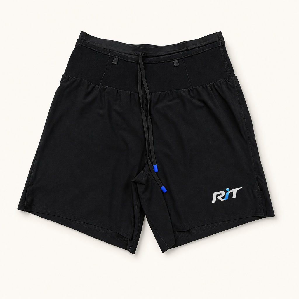 RiT 極輕量化黑色運動短褲，搭配藍色抽繩細節與 RIT Logo